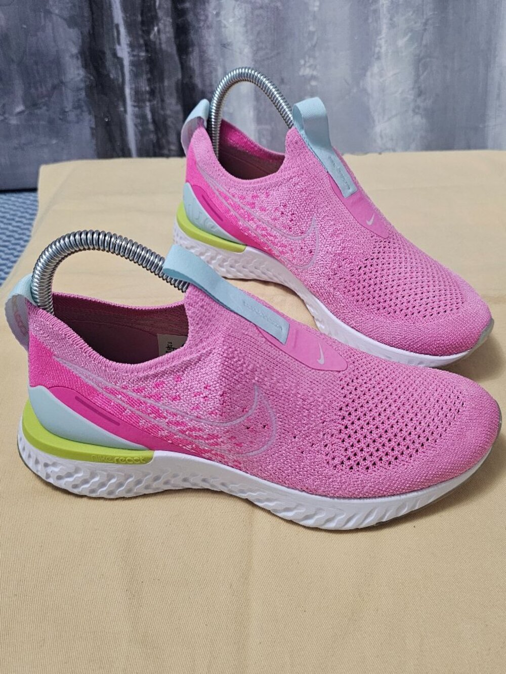 NEW Nike Epic Phantom React Flyknit GS Psychic Pink Volt Blue CJ0841-600 Size6.5 - Picture 3 of 7